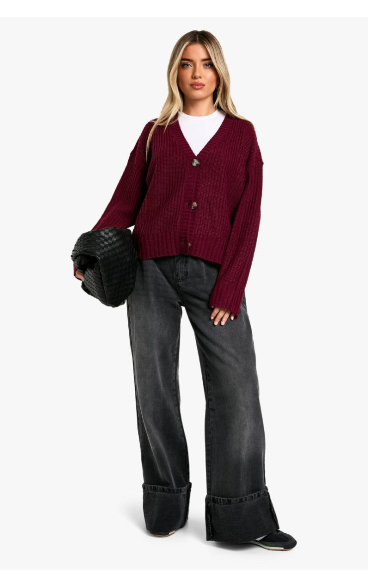 В'язаний кардиган бордового кольору з V-подібним вирізом