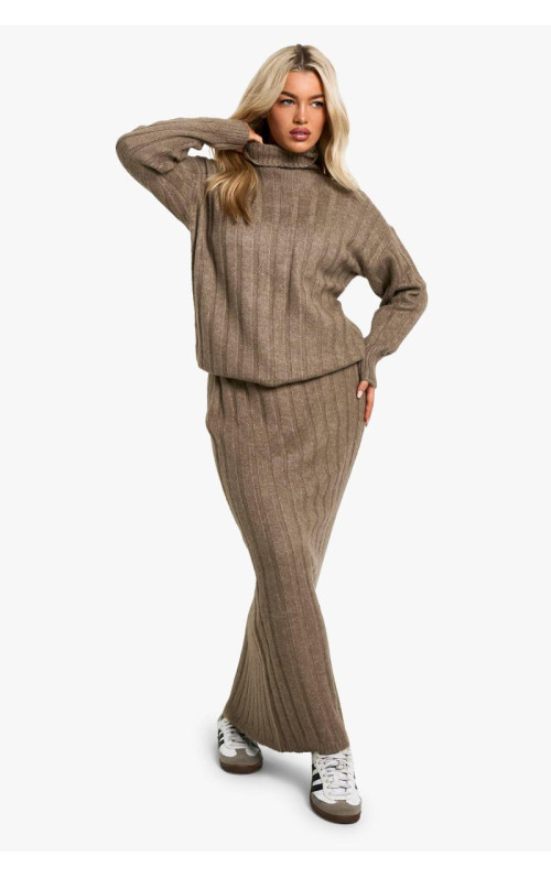 Широкий м’який джемпер із круглим вирізом і максі-спідниця в поєднанні