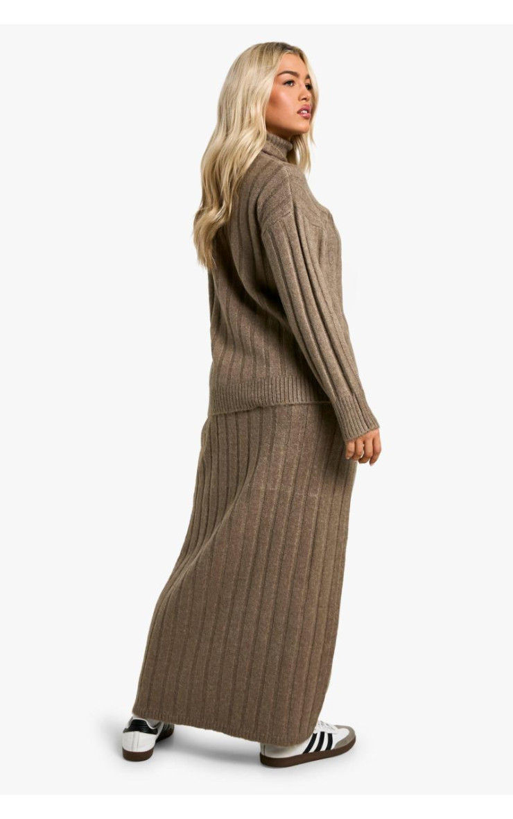 Широкий м’який джемпер із круглим вирізом і максі-спідниця в поєднанні