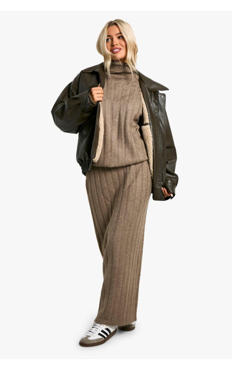 Широкий м’який джемпер із круглим вирізом і максі-спідниця в поєднанні