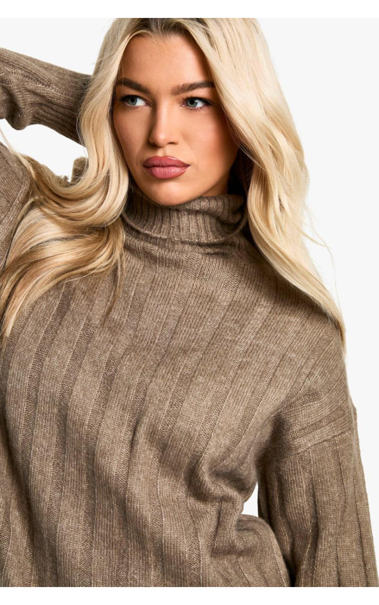 Широкий м’який джемпер із круглим вирізом і максі-спідниця в поєднанні