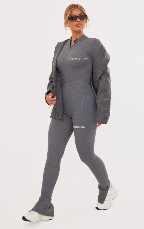 PRETTYLITTLETHING Вугільні легінси з розділеним подолом