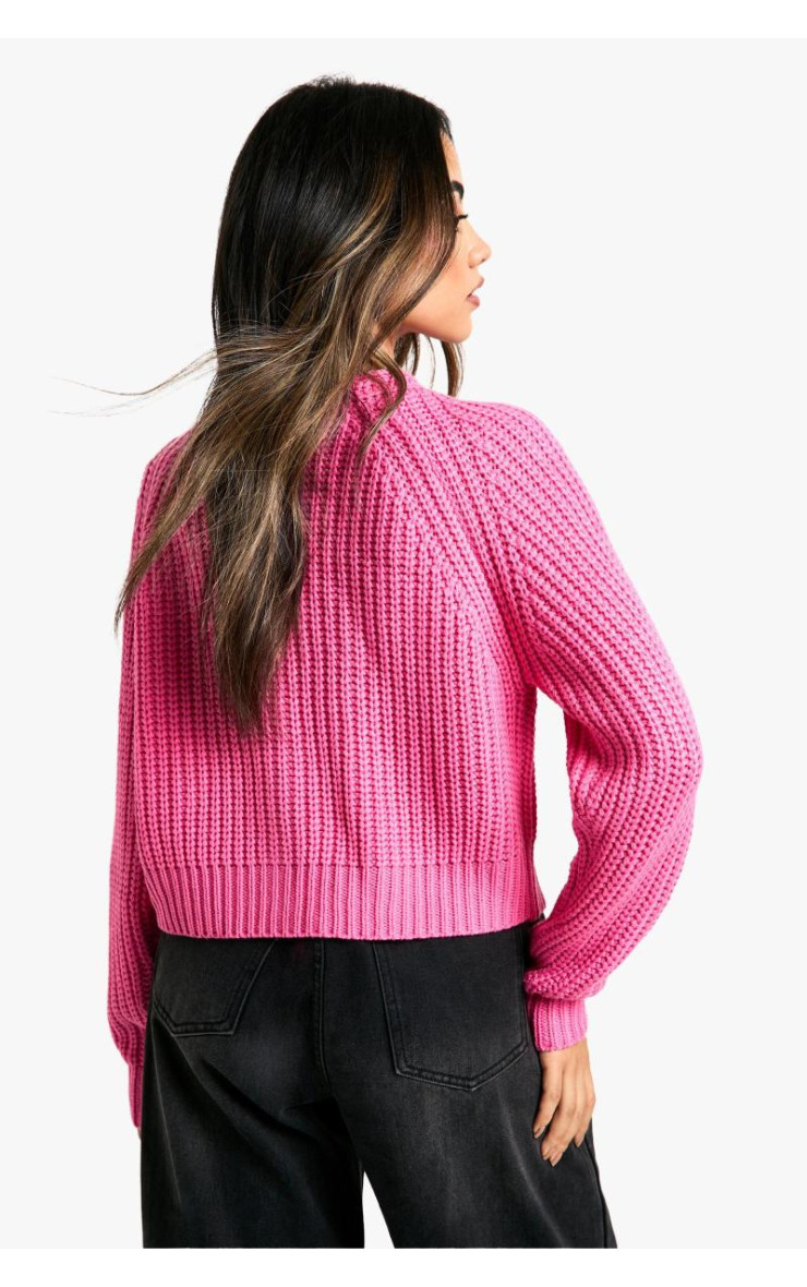 В’язана кнопка через кардиган