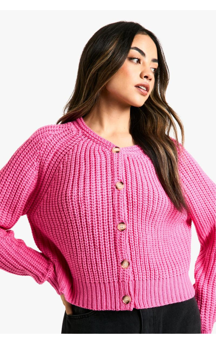 В’язана кнопка через кардиган