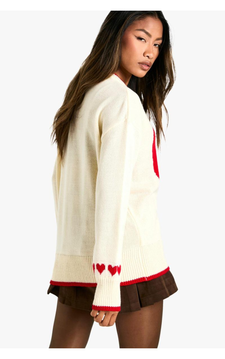 Величезний різдвяний джемпер у формі серця