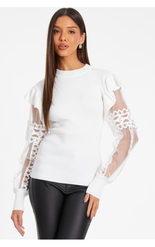 Біля білої в'язаної сітки