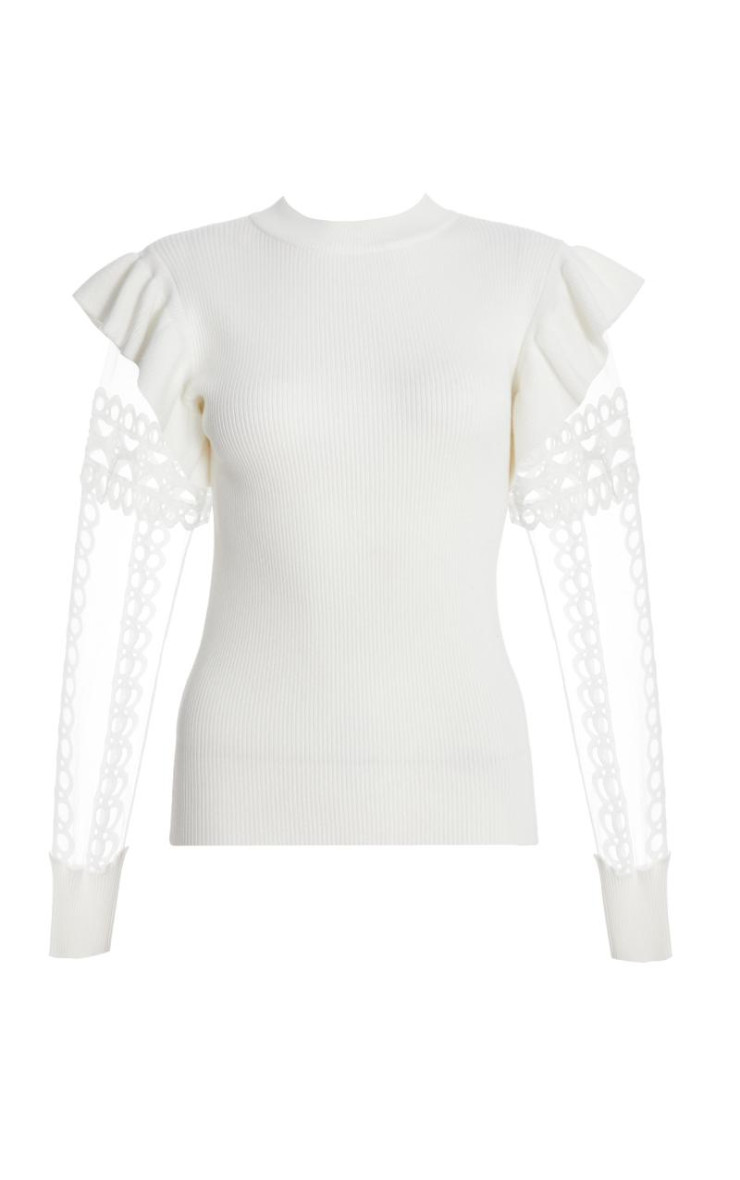 Біля білої в'язаної сітки