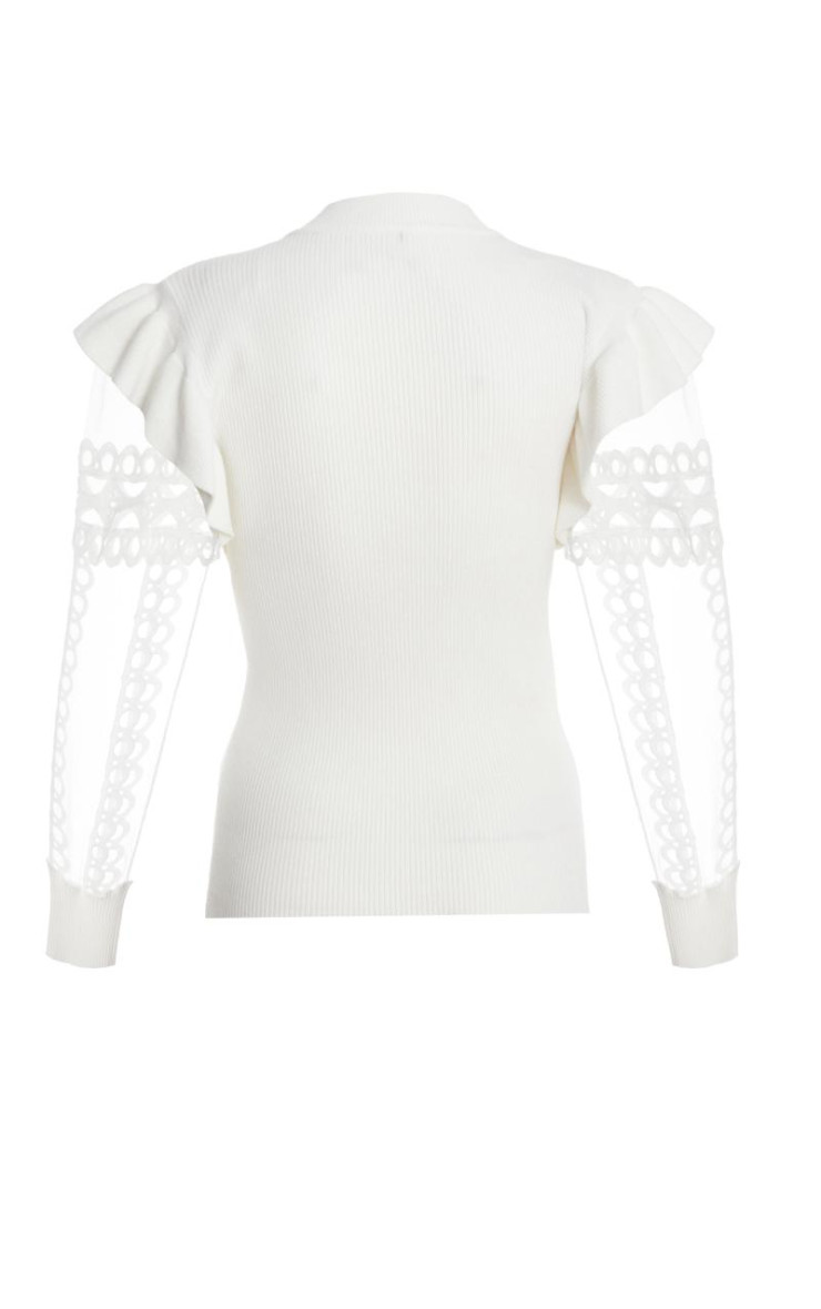 Біля білої в'язаної сітки