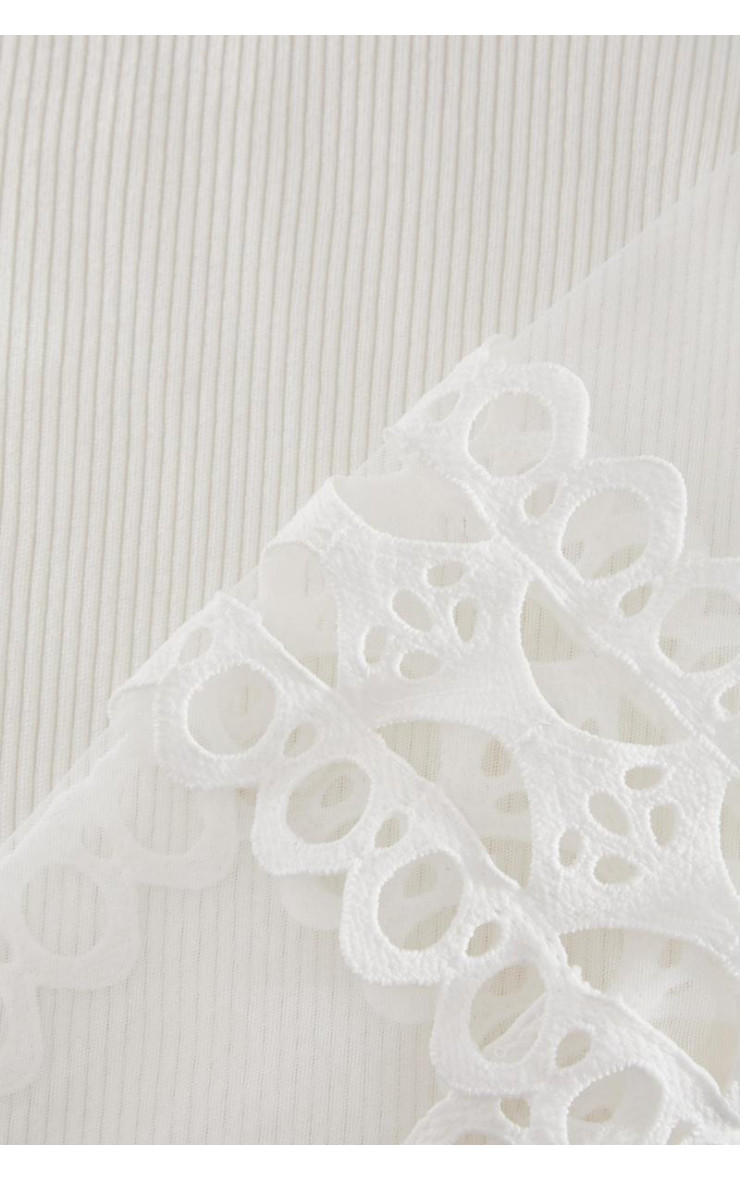 Біля білої в'язаної сітки