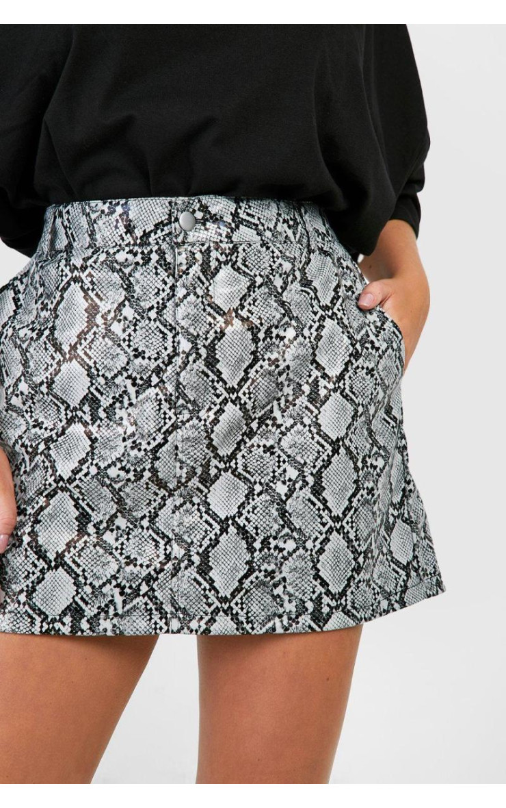 Плюс міні-спідниця зі зміїною шкірою