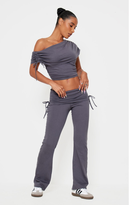 Темно-сірі розкльошені легінси